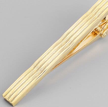 ネクタイピン 縦縞模様彫刻入り金製ネクタイピン