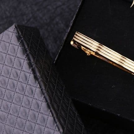 ネクタイピン 縦縞模様彫刻入り金製ネクタイピン