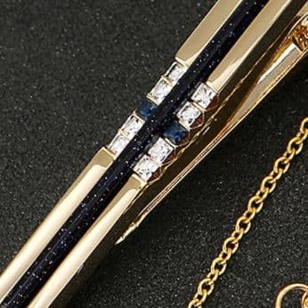 ネクタイピン 煌めく結晶装飾付き金製鎖付きネクタイピン