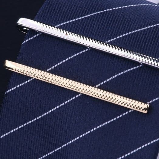 ネクタイピン 繊細な鱗模様が美しい金製ネクタイピン